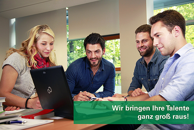 Gruppe Studierender betrachten gemeinsam einen Laptop